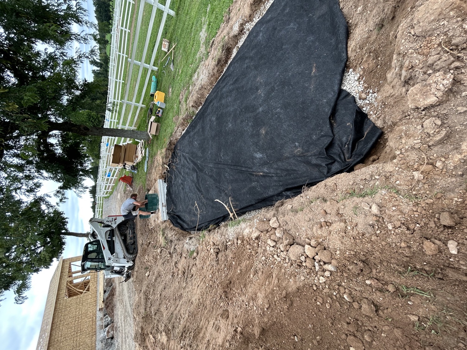Septic bed with distribution pipes